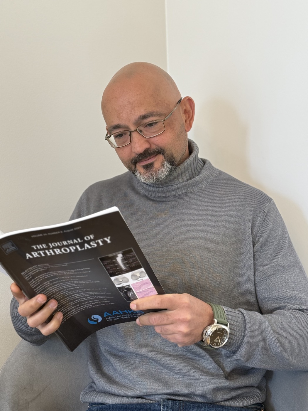 Dr. Rami Madanat reading the Journal of Arthroplasty